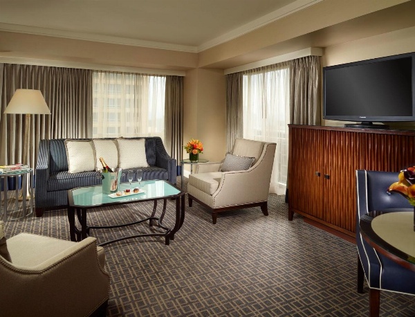 Omni Los Angeles Hotel At California Plaza image 5